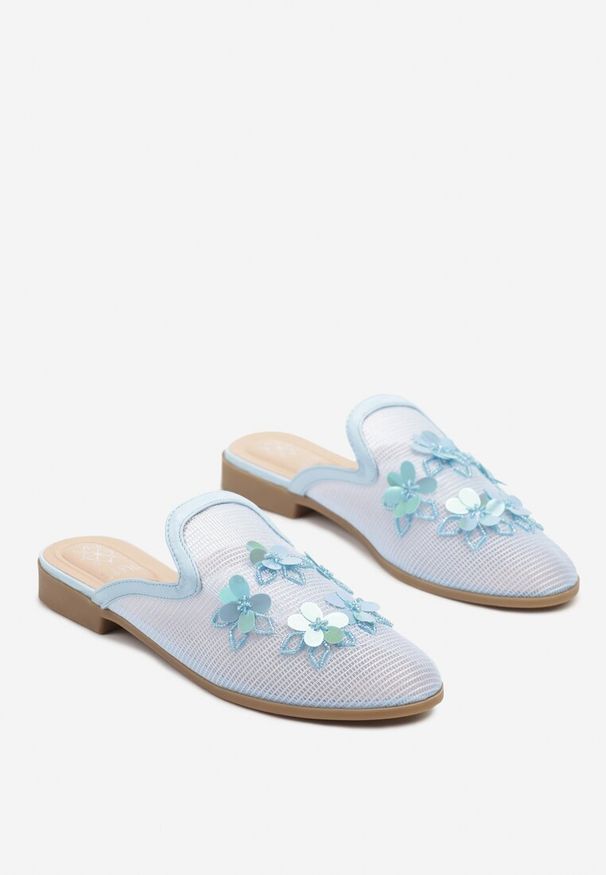 Renee - Niebieskie Klapki Mule z Siateczkową Cholewką i Kwiatami 3D Annalen. Okazja: na co dzień. Kolor: niebieski. Wzór: kwiaty. Styl: elegancki, casual