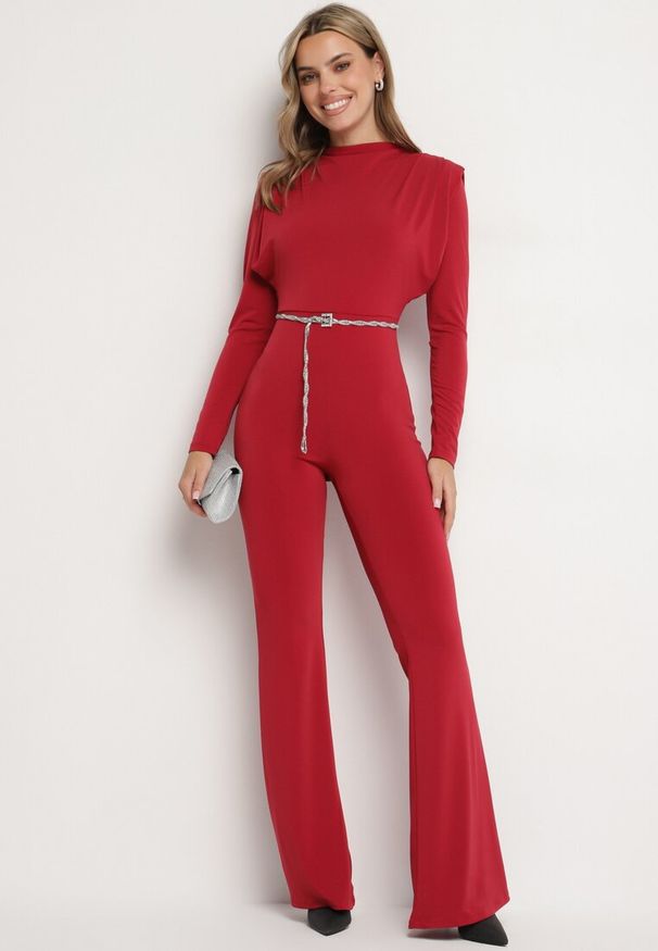 Born2be - Czerwony Koktajlowy Kombinezon Ozdobiony Wycięciem na Plecach Sewiel. Kolor: czerwony. Długość rękawa: długi rękaw. Długość: długie. Wzór: aplikacja. Styl: wizytowy