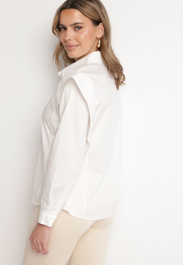 Born2be - Biała Bawełniana Koszula z Ozdobnymi Ramionami Teladoria. Okazja: na co dzień. Kolor: biały. Materiał: bawełna. Styl: elegancki, casual