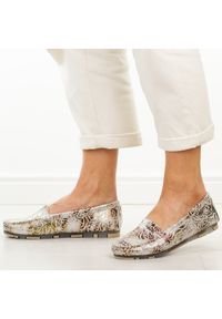 Złote skórzane mokasyny damskie Filippo Dp2037/26. Okazja: na co dzień, na spacer. Nosek buta: okrągły. Kolor: złoty. Materiał: skóra. Sezon: wiosna, lato. Obcas: na obcasie. Styl: casual, klasyczny, elegancki #1