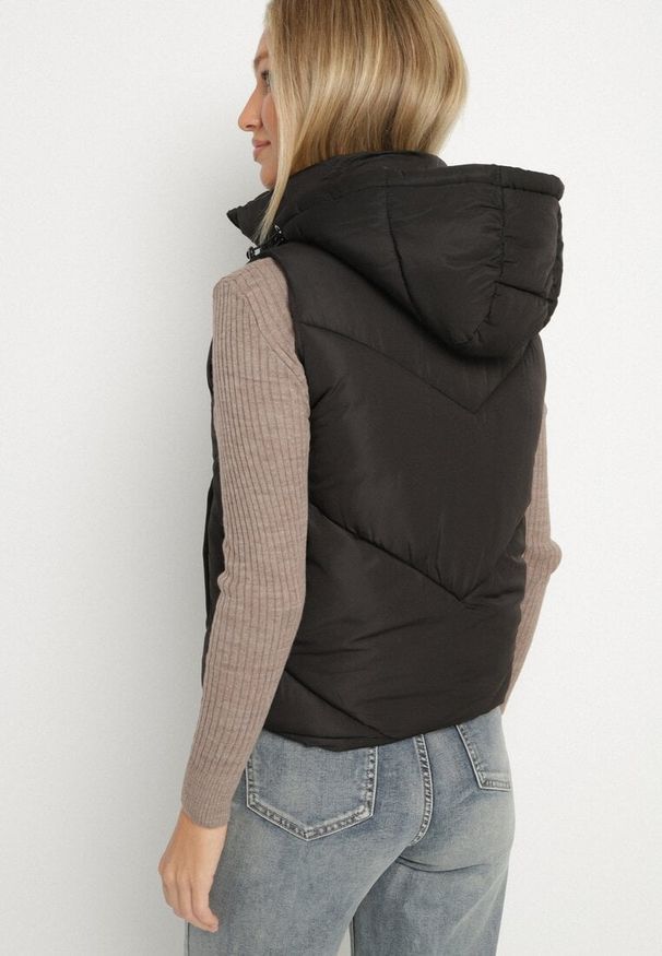 Born2be - Czarna Klasyczna Kamizelka z Pikowanymi Przeszyciami i Kapturem Ollera. Okazja: na co dzień. Typ kołnierza: kaptur. Kolor: czarny. Materiał: jeans. Styl: klasyczny