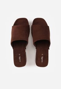 Born2be - Brązowe Klapki Drewniaki na Słupku Zdobione Nitami Hilencja. Okazja: na co dzień. Kolor: brązowy. Materiał: zamsz, len. Wzór: aplikacja. Obcas: na słupku. Styl: casual, boho #9