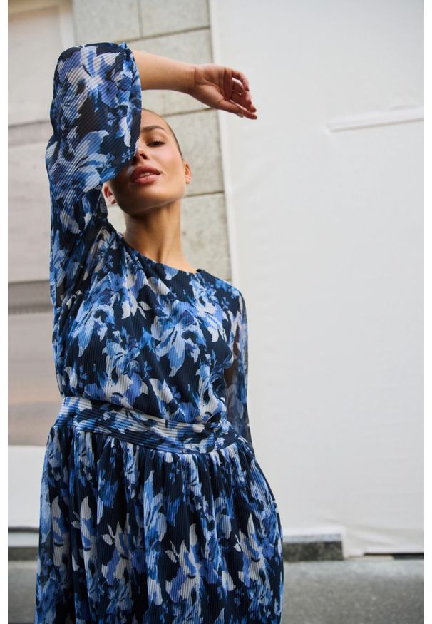 MOODO - Plisowana sukienka granatowa. Kolor: niebieski. Materiał: poliester, elastan