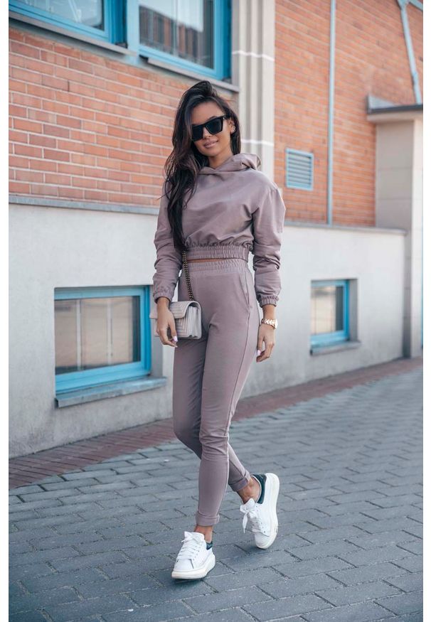 IVON - Wygodny Dres Krótka Bluza z Kapturem i Wąskie Spodnie - Mocca. Typ kołnierza: kaptur. Materiał: dresówka. Długość: krótkie