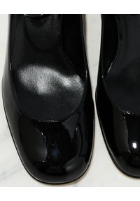 SI ROSSI - Czarne czółenka z lakierowanej skóry. Nosek buta: okrągły. Zapięcie: pasek. Kolor: czarny. Materiał: skóra, lakier. Obcas: na obcasie. Wysokość obcasa: niski