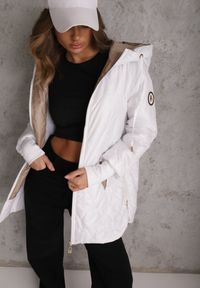 Renee - Biała Przejściowa Kurtka z Kapturem Pikowanymi Przeszyciami i Suwakami Kave. Okazja: na spacer. Typ kołnierza: kaptur. Kolor: biały. Materiał: poliester, jeans #1