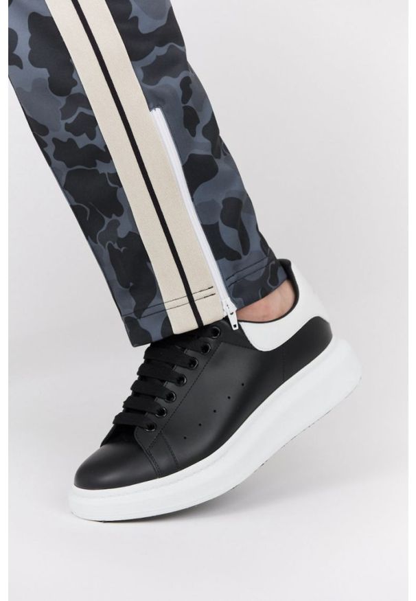 PALM ANGELS Szare spodnie męskie w moro, Rozmiar M. Kolor: szary. Materiał: dresówka. Długość: krótkie. Wzór: moro