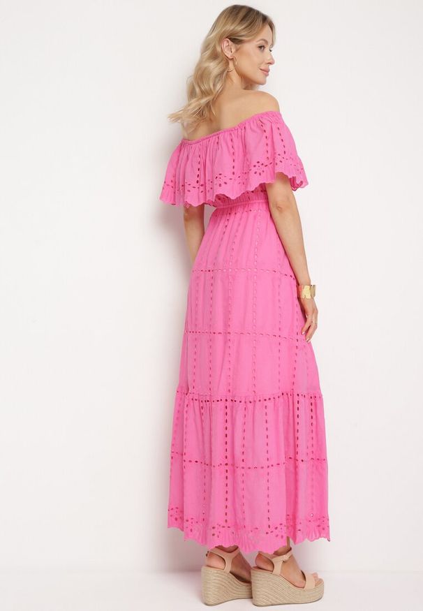 Born2be - Różowa Sukienka Hiszpanka z Gumką w Pasie Ozdobiona Falbanką Lievana. Okazja: na co dzień. Typ kołnierza: dekolt hiszpanka. Kolor: różowy. Materiał: materiał, jeans. Długość rękawa: krótki rękaw. Wzór: aplikacja. Styl: elegancki, casual