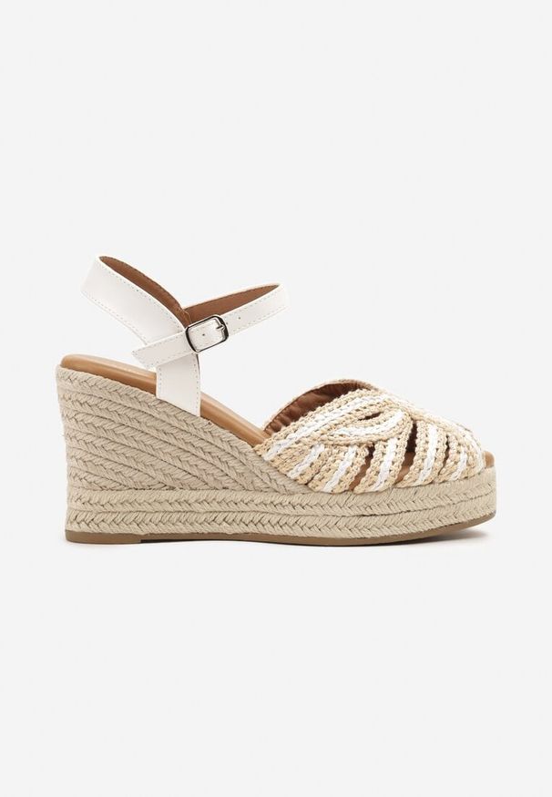 Born2be - Białe Sandały na Plecionym Koturnie z Geometryczną Cholewką Liatirene. Okazja: na co dzień. Zapięcie: sprzączka. Kolor: biały. Wzór: geometria. Sezon: lato. Obcas: na koturnie. Styl: casual, klasyczny