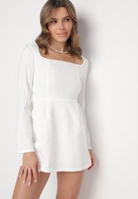 Born2be - Biała Sukienka Taliowana z Kwadratowym Dekoltem Jelzemis. Okazja: na co dzień, na spacer. Typ kołnierza: dekolt kwadratowy. Kolor: biały. Materiał: poliester. Długość rękawa: długi rękaw. Typ sukienki: proste. Styl: casual, elegancki #1