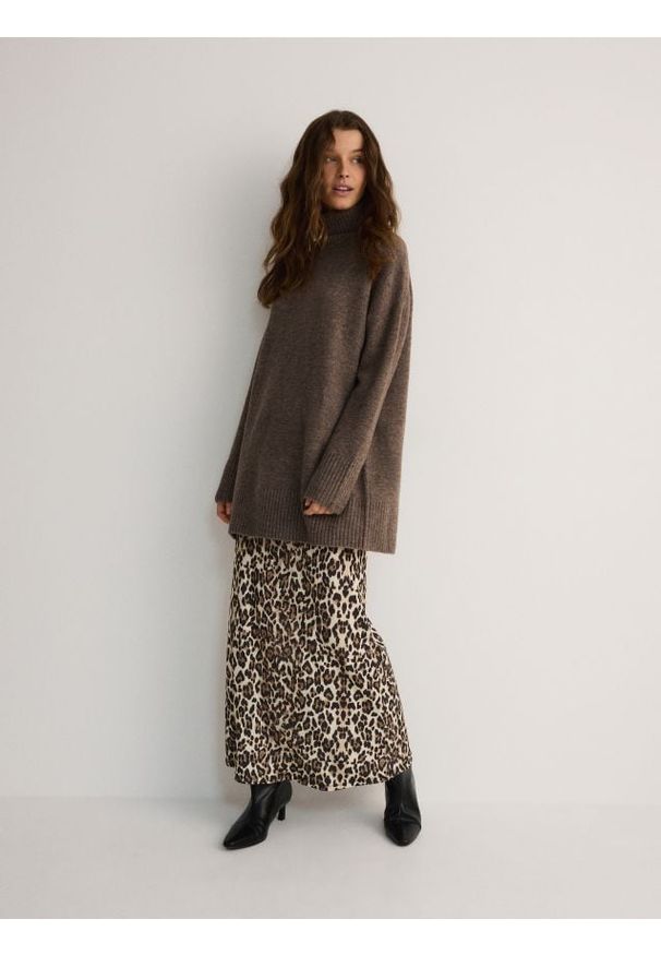 Reserved - Sweter z golfem - brązowy. Typ kołnierza: golf. Kolor: brązowy. Materiał: dzianina, wełna