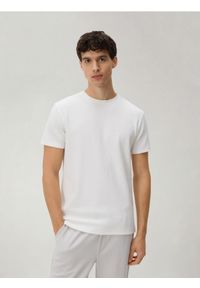 Reserved - Strukturalny t-shirt slim - złamana biel. Materiał: bawełna, dzianina