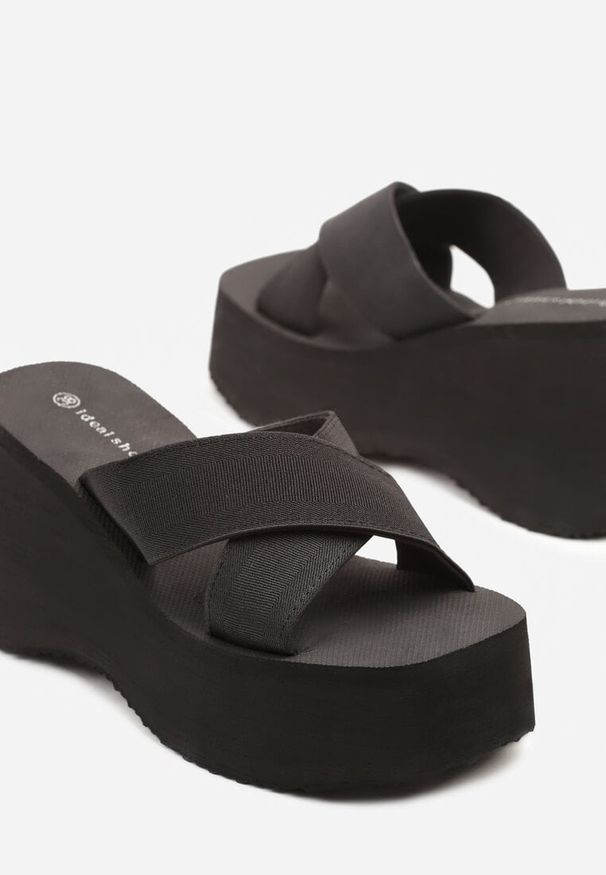 Born2be - Czarne Klapki na Koturnie z Przeplatanymi Paskami Haniffia. Okazja: na co dzień. Kolor: czarny. Materiał: jeans. Obcas: na koturnie. Styl: elegancki, casual