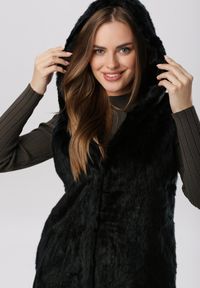 Born2be - Czarna Kamizelka ze Sztucznego Futerka Correspondent. Typ kołnierza: kaptur. Kolor: czarny. Materiał: futro. Długość: długie. Styl: elegancki #4