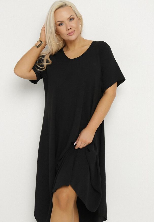 Born2be - Czarna Rozkloszowana Sukienka z Bawełną Elzedia. Okazja: na co dzień. Kolor: czarny. Materiał: bawełna. Typ sukienki: rozkloszowane. Styl: elegancki, casual