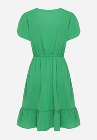 Born2be - Zielona Rozkloszowana Sukienka z Gumką w Talii i Falbanką Welimia. Kolor: zielony #7