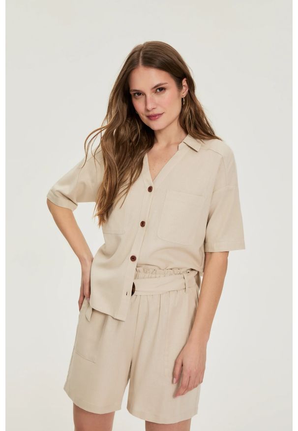 MOODO - Koszula z krótkimi rękawami beżowa. Kolor: beżowy. Materiał: wiskoza, bawełna, len. Długość rękawa: krótki rękaw. Długość: krótkie
