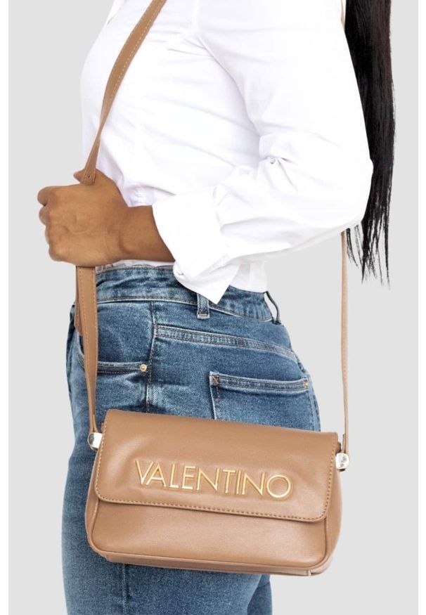 Valentino by Mario Valentino - VALENTINO Brązowa listonoszka Caprice Flap Bag. Kolor: brązowy. Materiał: skórzane