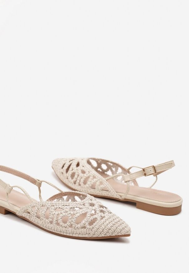 Renee - Jasnobeżowe Sandały Zapinane na Sprzączkę z Plecionego Materiału Lanadriena. Zapięcie: sprzączka. Kolor: beżowy. Materiał: materiał. Sezon: lato