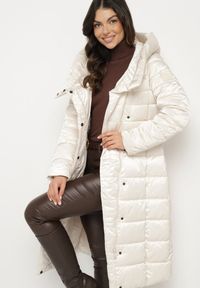 Born2be - Jasnobeżowa Pikowana Kurtka z Asymetrycznym Zapięciem i Kapturem Wiązana w Talii Tilita. Okazja: na co dzień. Kolor: beżowy. Materiał: jeans. Styl: klasyczny, casual, elegancki #3