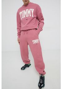 Tommy Jeans Spodnie męskie kolor różowy z aplikacją. Kolor: różowy. Materiał: bawełna, dzianina. Wzór: aplikacja
