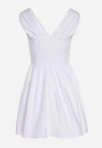 Born2be - Biała Sukienka Vices o Rozkloszowanym Kroju z Wiązaniem Foliseia. Okazja: na co dzień. Typ kołnierza: dekolt w kształcie V. Kolor: biały. Materiał: poliester, jeans. Długość rękawa: bez rękawów. Styl: klasyczny, casual, elegancki #2