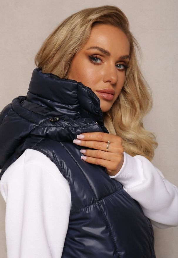 Renee - Granatowa Pikowana Kamizelka z Zasuwanymi Kieszeniami i Odpinanym Kapturem Cianefela. Okazja: na co dzień. Kolor: niebieski. Materiał: materiał, tkanina, jeans. Styl: casual