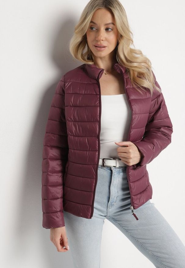 Born2be - Bordowa Pikowana Kurtka w Klasycznym Stylu Nelaniel. Okazja: na co dzień. Kolor: czerwony. Materiał: jeans. Styl: klasyczny