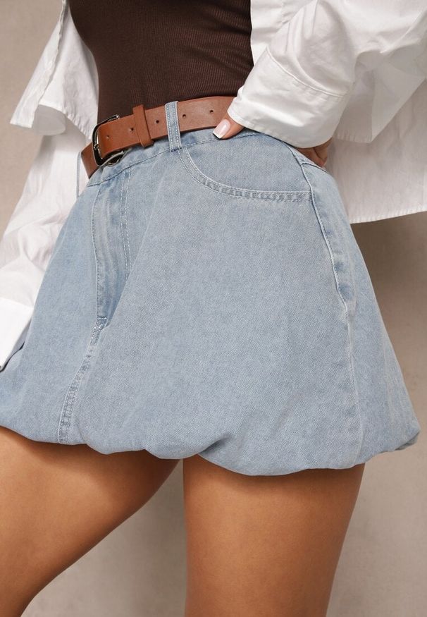 Renee - Jasnoniebieska Bawełniana Spódnica Bombka Jeansowa z Paskiem Norisia. Okazja: na co dzień. Stan: podwyższony. Kolor: niebieski. Materiał: bawełna, jeans. Sezon: wiosna. Styl: elegancki, casual