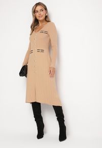 Born2be - Ciemnobeżowa Sweterkowa Sukienka z Wiskozą Ozdobiona Guzikami i Imitacją Kieszeni Izamines. Okazja: na co dzień. Kolor: brązowy. Materiał: wiskoza. Wzór: aplikacja. Typ sukienki: dopasowane, proste. Styl: klasyczny, casual, elegancki #1