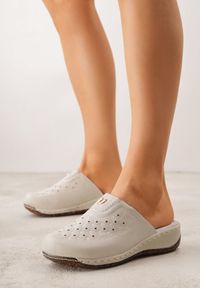 Born2be - Beżowe Klapki Ozdobione Tłoczeniem Perforacją i Metaliczną Aplikacją Arihari. Okazja: na spacer, na co dzień. Kolor: beżowy. Wzór: aplikacja. Styl: casual, elegancki #3