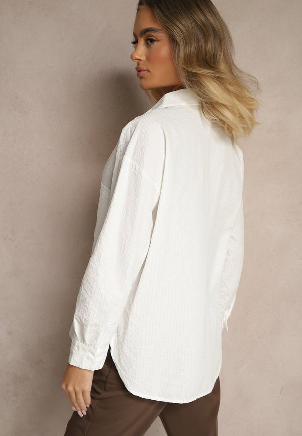 Renee - Biała Koszula z Bawełny w Delikatne Paseczki Lisallia. Okazja: na co dzień. Typ kołnierza: kołnierzyk klasyczny. Kolor: biały. Materiał: bawełna. Długość rękawa: długi rękaw. Długość: długie. Styl: casual, sportowy, klasyczny