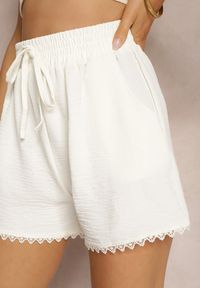 Renee - Jasnobeżowe Szorty High Waist z Wiskozą i Bawełną Ozdobione Koronką i Gumką w Pasie Tadea. Stan: podwyższony. Kolor: beżowy. Materiał: bawełna, koronka, wiskoza. Wzór: aplikacja, koronka. Sezon: lato. Styl: klasyczny, elegancki