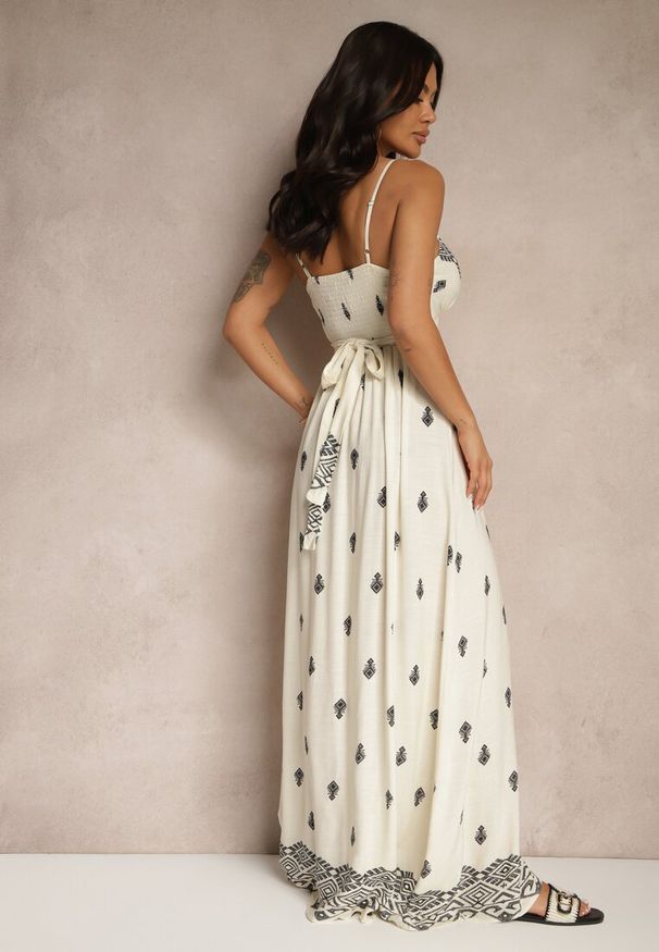 Renee - Kremowo-Czarna Kopertowa Sukienka na Ramiączkach z Bawełny z Wiązanym Paskiem Reveesia. Typ kołnierza: dekolt w serek. Kolor: beżowy. Materiał: bawełna. Długość rękawa: na ramiączkach. Typ sukienki: kopertowe