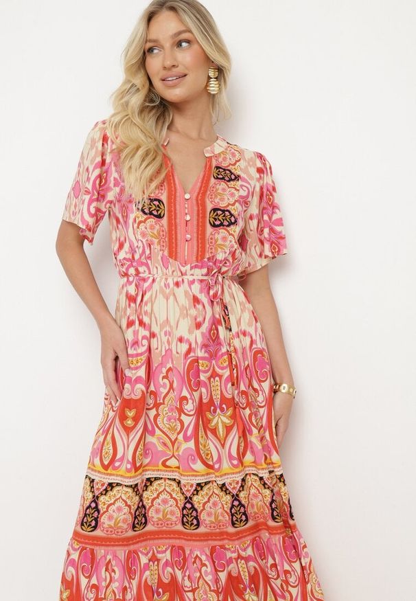 Born2be - Czerwona Wiskozowa Sukienka Boho Zapinana na Guziki z Materiałowym Paskiem w Talii Dimovana. Okazja: na co dzień. Typ kołnierza: dekolt w serek. Kolor: czerwony. Materiał: materiał, wiskoza. Długość rękawa: krótki rękaw. Wzór: aplikacja. Typ sukienki: proste. Styl: boho