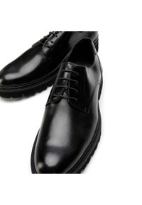 Wittchen - Męskie buty derby na grubej podeszwie. Okazja: do pracy, na wesele, na ślub cywilny. Nosek buta: otwarty. Kolor: czarny. Materiał: skóra. Szerokość cholewki: normalna. Obcas: na obcasie. Styl: klasyczny, elegancki. Wysokość obcasa: średni #6