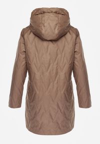Born2be - Jasnobrązowa Pikowana Kurtka Przejściowa Parka z Kapturem o Długim Kroju z Ozdobą Isaline. Okazja: na co dzień. Typ kołnierza: kaptur. Kolor: brązowy. Materiał: poliester, dresówka. Długość: długie. Wzór: aplikacja. Styl: casual, klasyczny #4