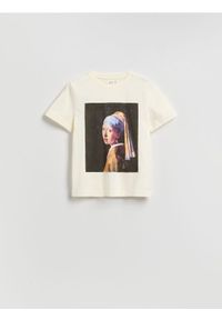 Reserved - T-shirt z nadrukiem - kremowy. Kolor: kremowy. Materiał: bawełna, dzianina. Wzór: nadruk. Styl: klasyczny