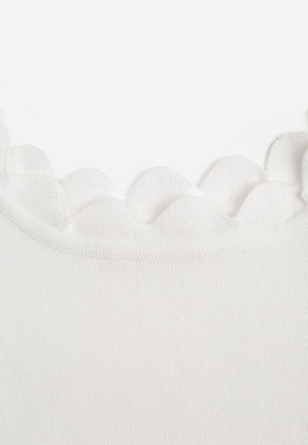 Renee - Biały Dzianinowy Top z Ozdobnymi Krawędziami Cerysa. Kolor: biały. Materiał: dzianina. Długość rękawa: na ramiączkach