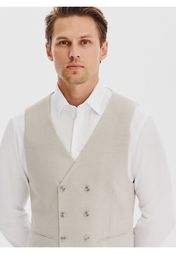 Pako Lorente - PAKO LORENTE - Beżowa dwurzędowa kamizelka w drobną kratę. Kolor: beżowy. Materiał: poliester, wiskoza, elastan. Wzór: kratka. Styl: elegancki, młodzieżowy