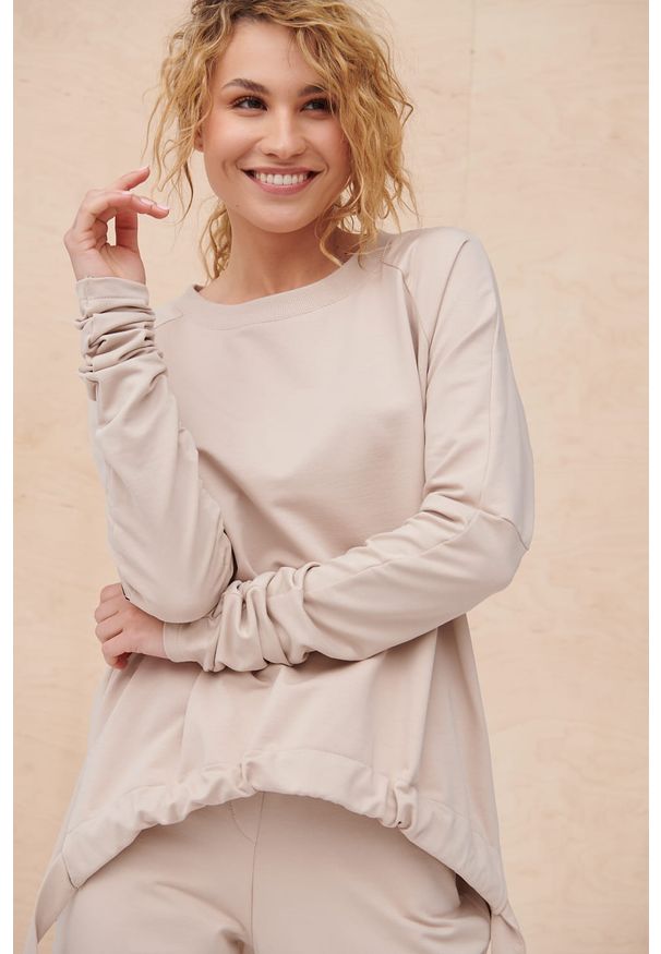 blue shadow - Bluza Damska Greta BS Jasny Beż 2630. Kolor: beżowy. Materiał: elastan, bawełna, dresówka, tkanina. Długość: długie. Wzór: geometria. Styl: elegancki, młodzieżowy