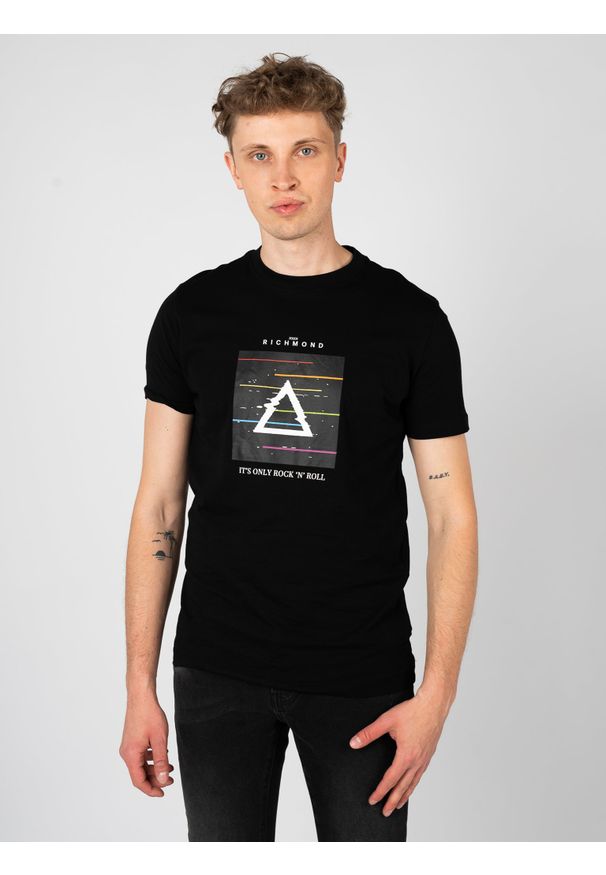 John Richmond T-Shirt | HMP25025TS | Mężczyzna | Czarny. Okazja: na co dzień. Kolor: czarny. Materiał: bawełna. Wzór: nadruk. Styl: casual
