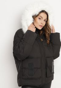 Born2be - Czarna Kurtka Pikowana z Odpinanym Futerkiem Nomizia. Okazja: na co dzień, na spacer. Kolor: czarny. Materiał: futro. Sezon: zima. Styl: casual, elegancki #3