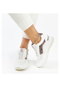 Białe sneakersy damskie na koturnie Cross Jeans. Okazja: na co dzień. Nosek buta: okrągły. Kolor: biały. Materiał: guma. Obcas: na koturnie #2