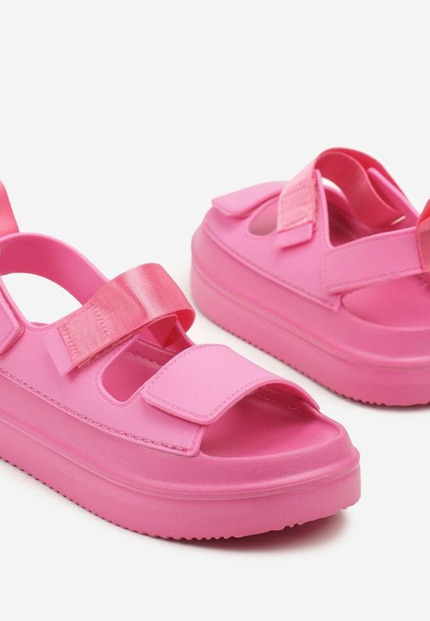 Renee - Fuksjowe Sandały w Stylu Chunky na Platformie z Pianki Zapinane na Rzep Vinamia. Okazja: na co dzień, na spacer. Zapięcie: rzepy. Kolor: różowy. Sezon: lato. Obcas: na platformie. Styl: casual