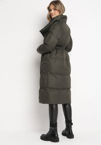 Born2be - Ciemnozielona Kurtka Płaszcz Zapinana na Napy Ukryte pod Plisą z Kieszeniami i Paskiem Ritallas. Okazja: na co dzień, na spacer. Kolor: zielony. Materiał: jeans. Długość: długie. Sezon: jesień. Styl: casual, elegancki #2