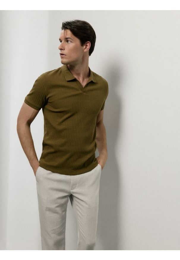 Reserved - Koszulka polo slim - oliwkowy. Typ kołnierza: polo. Kolor: oliwkowy. Materiał: bawełna, dzianina