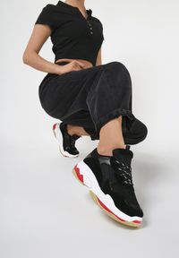Renee - Czarne Sneakersy Neririal. Wysokość cholewki: przed kostkę. Zapięcie: sznurówki. Kolor: czarny. Materiał: materiał. Szerokość cholewki: normalna. Wzór: aplikacja #3
