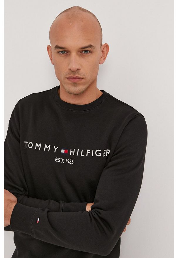TOMMY HILFIGER - Tommy Hilfiger - Bluza. Okazja: na co dzień. Kolor: czarny. Materiał: bawełna, dzianina. Wzór: aplikacja. Styl: casual
