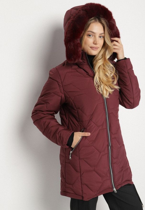 Born2be - Bordowa Klasyczna Kurtka z Pikowanymi Przeszyciami i Kapturem z Futerkiem Raffisa. Okazja: na co dzień. Kolekcja: plus size. Kolor: czerwony. Materiał: futro. Styl: klasyczny